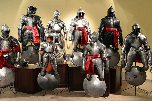 В Аккерманской крепости открылась выставка оружия и средневековых доспехов