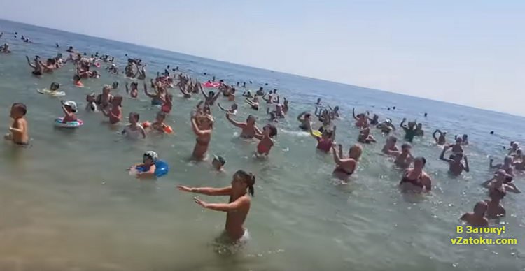 Сотни отдыхающих в Затоке танцевали в море